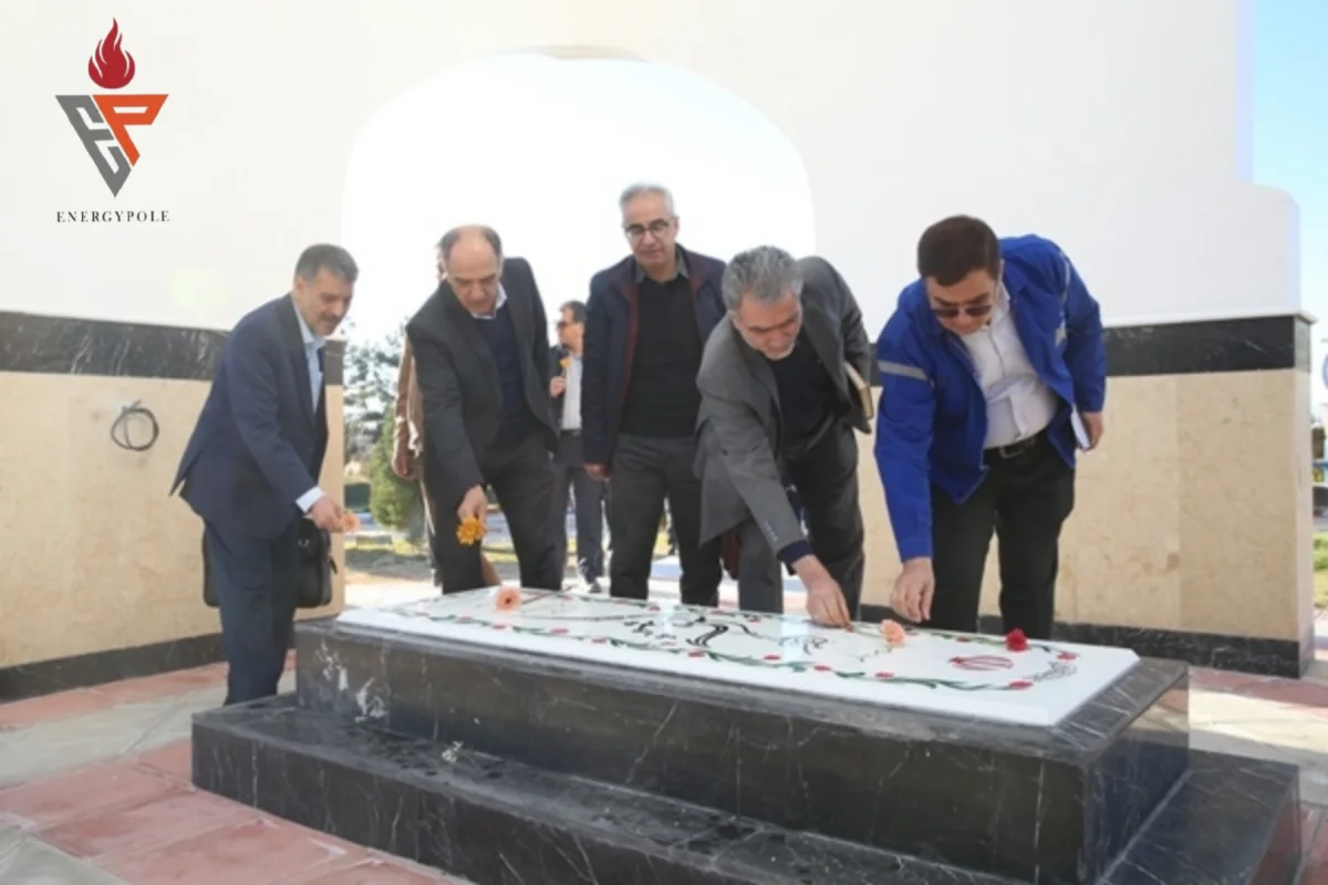 همزمان با گرامیداشت هفته بسیج انجام شد؛ عطرافشانی و گلباران مزار شهید گمنام پتروشیمی شازند