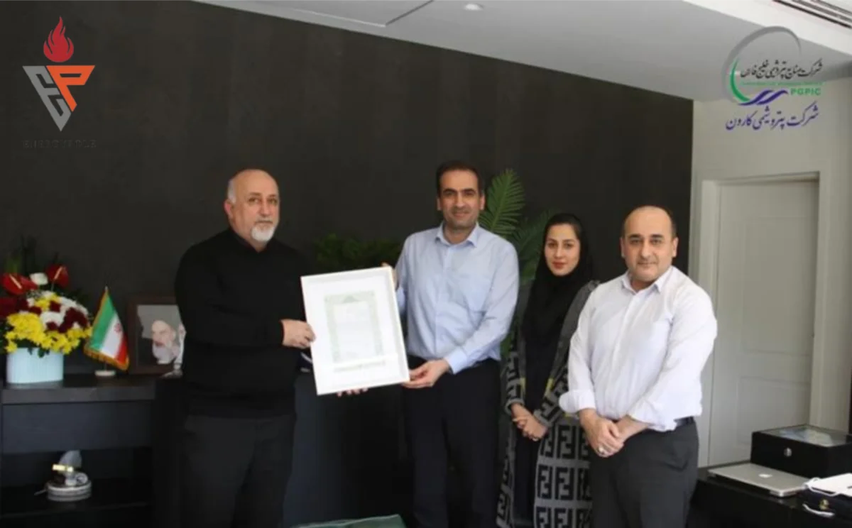 تقدیر مدیرعامل پتروشیمی کارون از نقش‌آفرینان در کسب عنوان شرکت برتر در دانش نوآورانه در پتروفن ۱۴۰۴