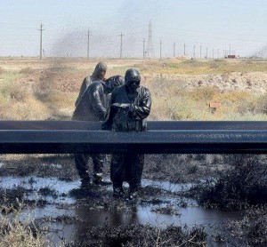 فعالیت کارکنان نفتی در گرمای بالای ۵۰ درجه