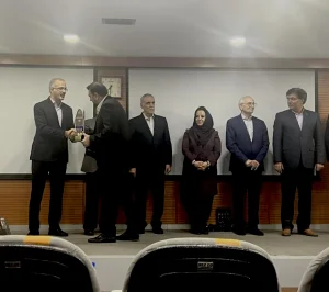 تندیس بلورین جایزه بین‌المللی مدیریت دانشی KM۴D به پتروشیمی شهید تندگویان اهدا شد