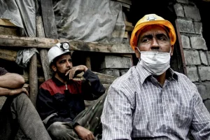 آقای گنجی با چه حقی دست در جیبِ کارگران زحمت کش می‌کنید ؟