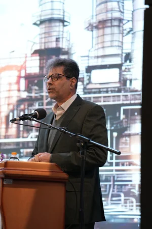 دکتر حجت میرزایی در افتتاحیه رویداد پتروفن ۱۴۰۳:  هلدینگ خلیج‌فارس، توانایی کاهش سهم ۲ میلیارددلاری واردات محصولات پتروشیمی را دارد.   به‌جای تولید انفرادی ده‌ها محصول، باید در صدها زنجیره ارزش جهانی سهم داشته باشیم.  سرمایه‌گذاری خطرپذیر به  شکل‌گیری نوآوری‌های بیشتر در صنعت پتروشیمی کشور کمک می‌کند.