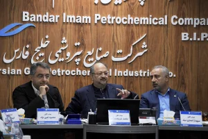 شریعتمداری در بازدید از پتروشیمی بندر امام:  کار در شرایط تحریم سخت است، اما راهکار دارد   اول تأمین مالی، بعد کلنگ‌زنی پروژه جدید  پتروشیمی بندر امام باید به سطح جهانی بازگردد  رضایت کارکنان واحدهای تولیدی در اولویت قرار دارد