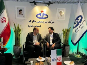 بازدید نائب رئیس کمیسیون اجتماعی مجلس از غرفه پتروشیمی خارک در نمایشگاه نفت