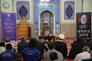  امام جمعه شازند: توجه به تولید راه برون رفت از مشکلات اقتصادی است